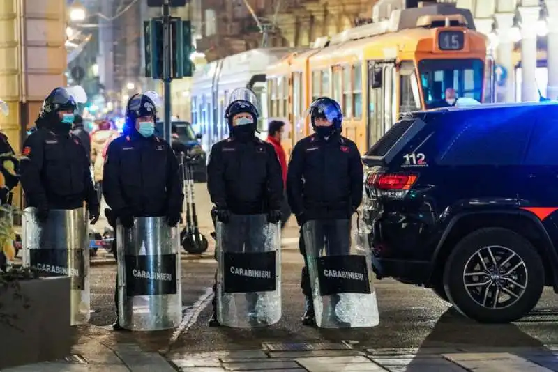 TORINO - MANIFESTANTI NO GREEN PASS BLOCCATI DALLA POLIZIA 