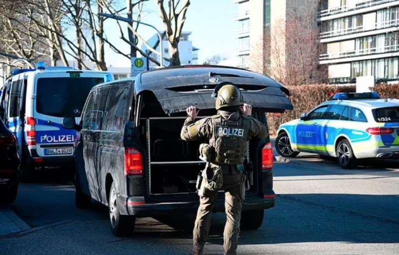 uomo apre il fuoco in un campus a heidelberg, in germania 2