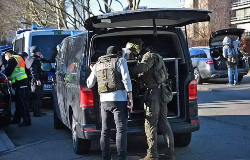 uomo apre il fuoco in un campus a heidelberg, in germania   4