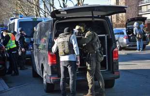 uomo apre il fuoco in un campus a heidelberg, in germania 4