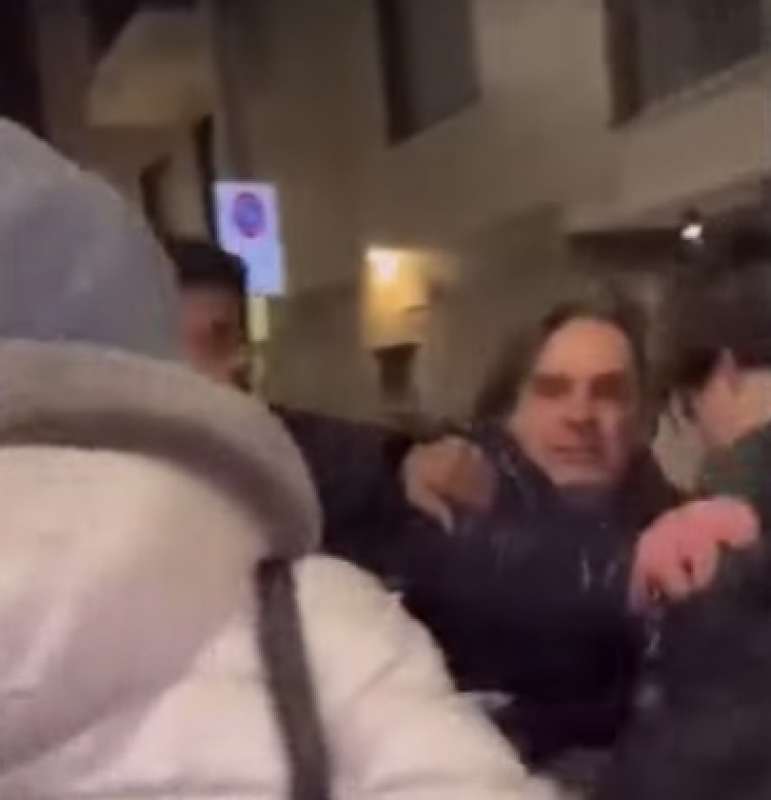 Sparava in aria con una scacciacani in piazza Duomo a Capodanno