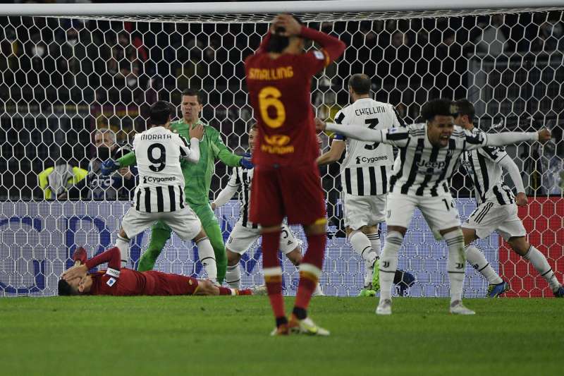 wojciech szczesny ha parato un rigore contro la roma 2