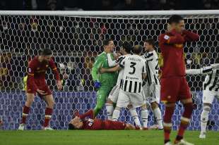 wojciech szczesny ha parato un rigore contro la roma 3