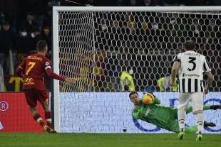 wojciech szczesny ha parato un rigore contro la roma 8