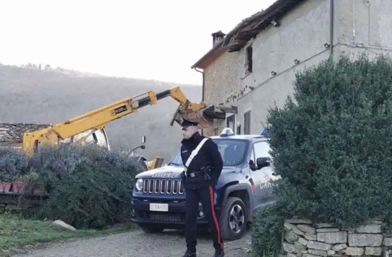 assalta con la ruspa la casa del vicino ad arezzo   1