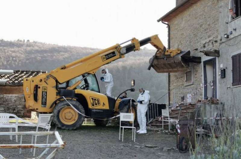 assalta con la ruspa la casa del vicino ad arezzo 2