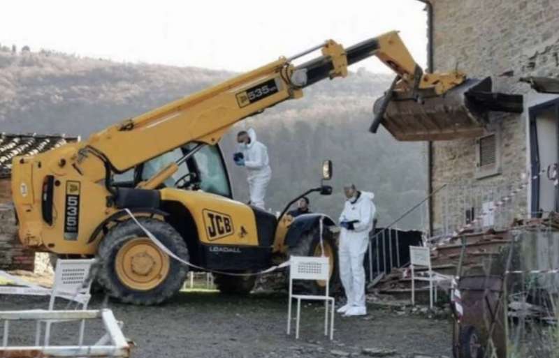 assalta con la ruspa la casa del vicino ad arezzo 5