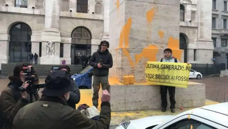 attivisti di ultima generazione imbrattano il dito di cattelan 3