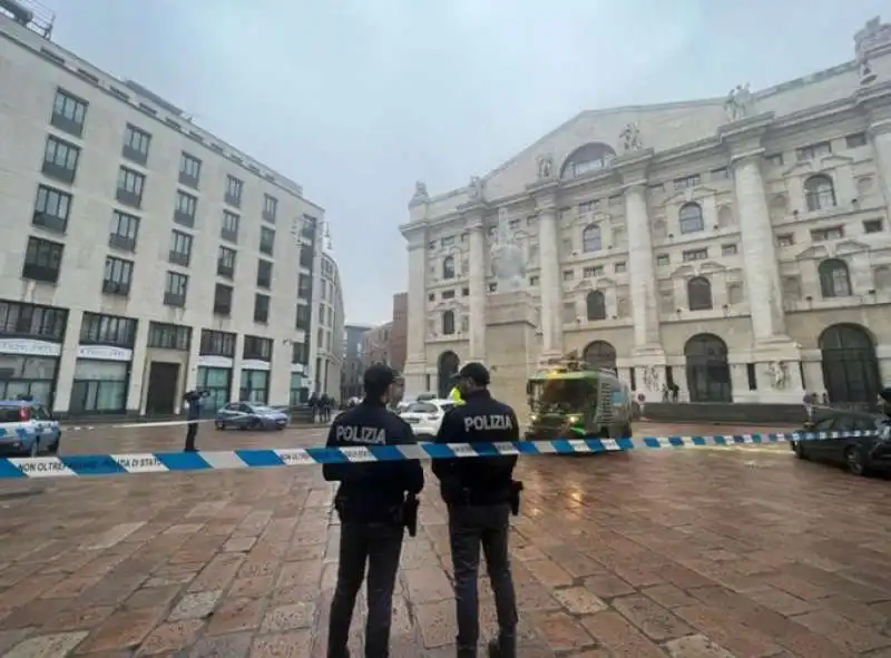 attivisti di ultima generazione imbrattano il dito di cattelan 5