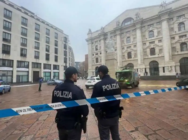 attivisti di ultima generazione imbrattano il dito di cattelan 6