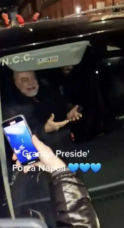 AURELIO DE LAURENTIIS FESTEGGIA CON I TIFOSI DEL NAPOLI DOPO LA VITTORIA CONTRO LA ROMA 