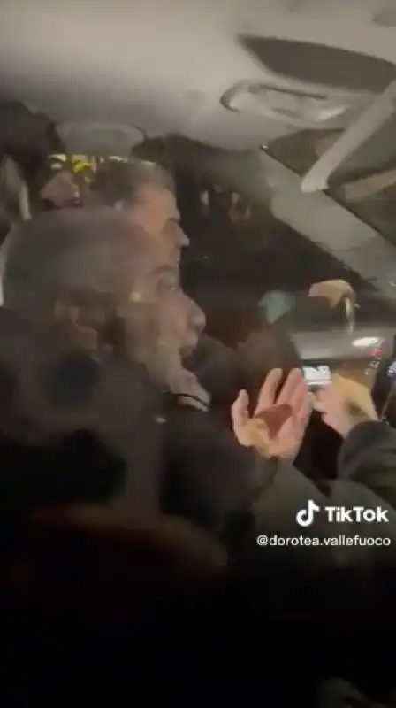 AURELIO DE LAURENTIIS FESTEGGIA CON I TIFOSI DEL NAPOLI DOPO LA VITTORIA CONTRO LA ROMA 