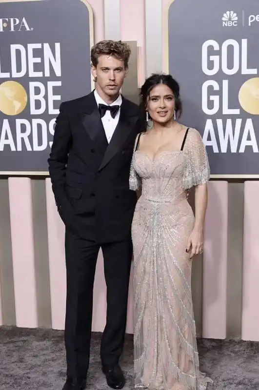 austin butler salma hayek ai golden globe 2023 