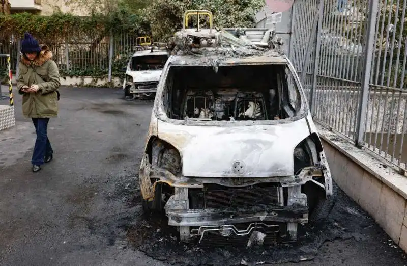 auto con il logo di tim bruciate a roma   4