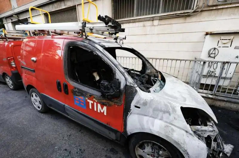 auto con il logo di tim bruciate a roma   5