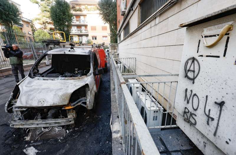 auto con il logo di tim bruciate a roma 6