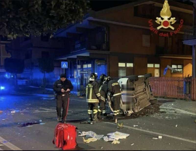 auto si ribalta in via nomentana a roma 1