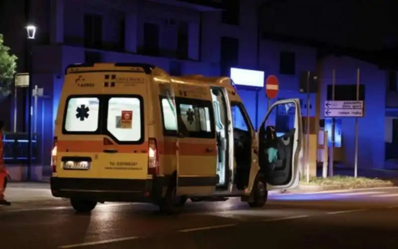 auto si ribalta in via nomentana a roma     