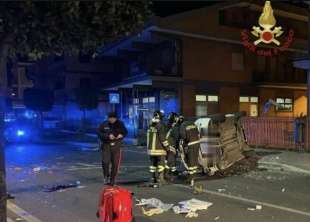 auto si ribalta in via nomentana a roma