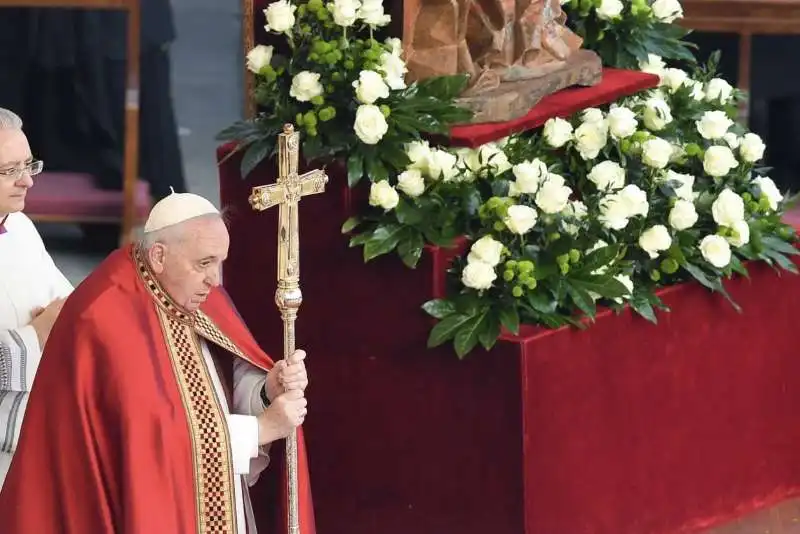 bergoglio ai funerali di ratzinger  