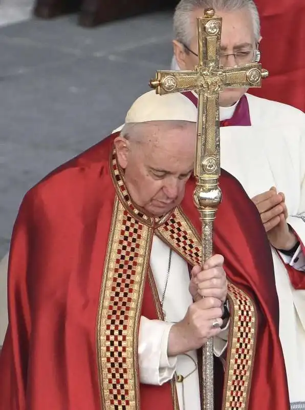 bergoglio ai funerali di ratzinger 