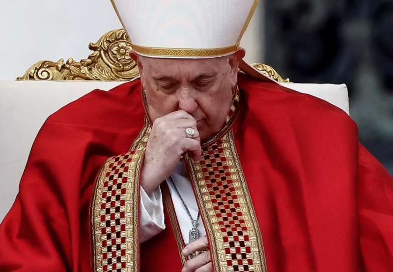 bergoglio ai funerali di ratzinger