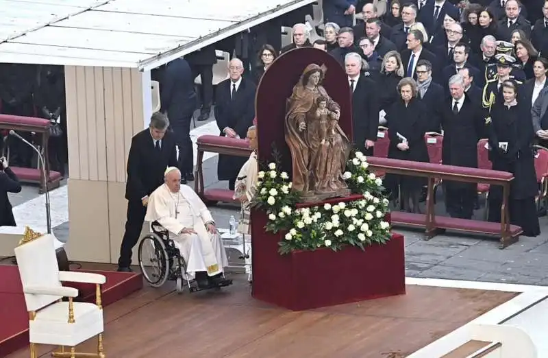 bergoglio arriva in carrozzina ai funerali di ratzinger 