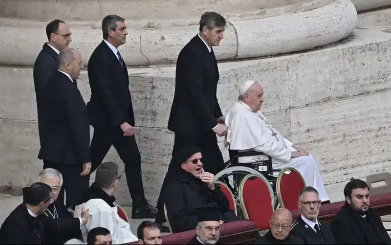 bergoglio arriva in piazza san pietro 