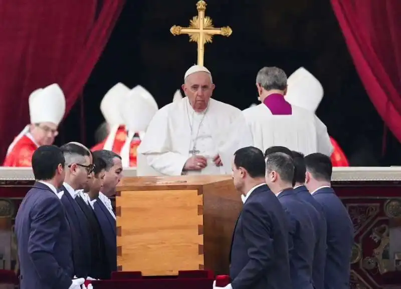 bergoglio   funerali di ratzinger 