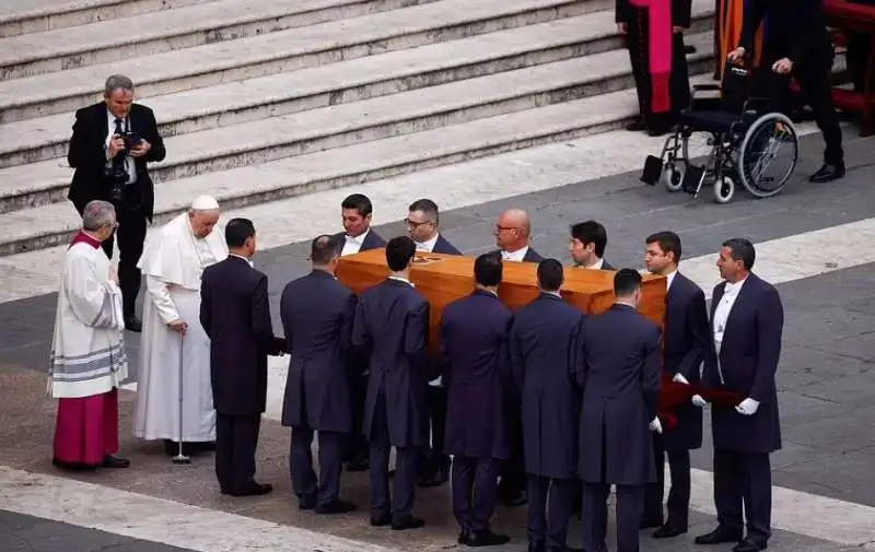 bergoglio si avvicina alla bara di ratzinger