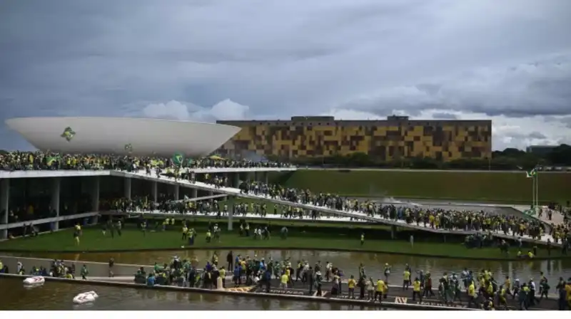 BRASILE I SOSTENITORI DI BOLSONARO INVADONO IL PARLAMENTO