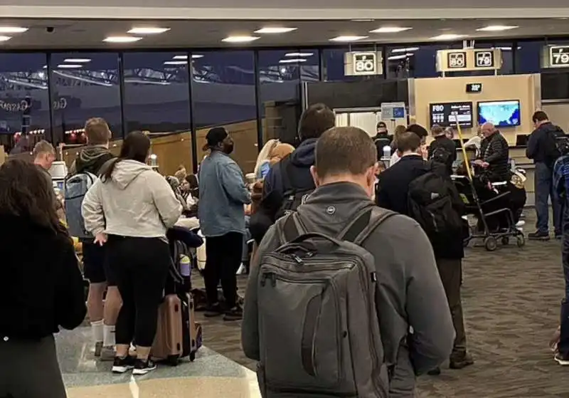 caos negli aeroporti americani dopo il guasto informatico   6