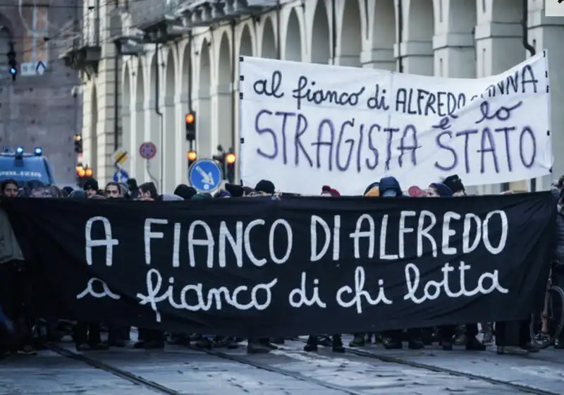 corteo anarchici a torino per alfredo cospito