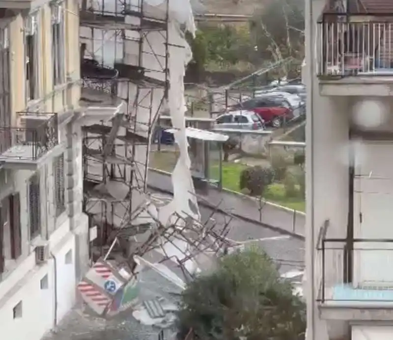 crollo impalcatura napoli 1