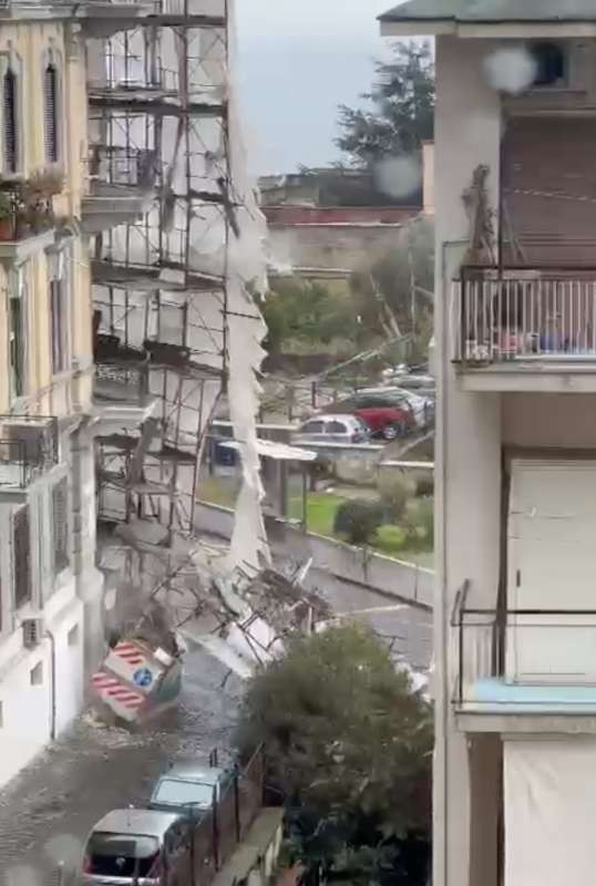 crollo impalcatura napoli 4