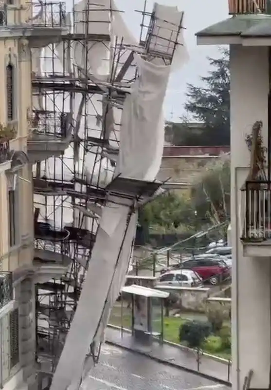 crollo impalcatura napoli 6