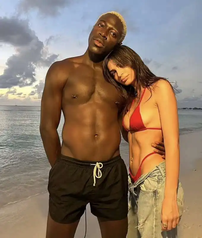 emily ratajkowski con moses sumney alle isole cayman  