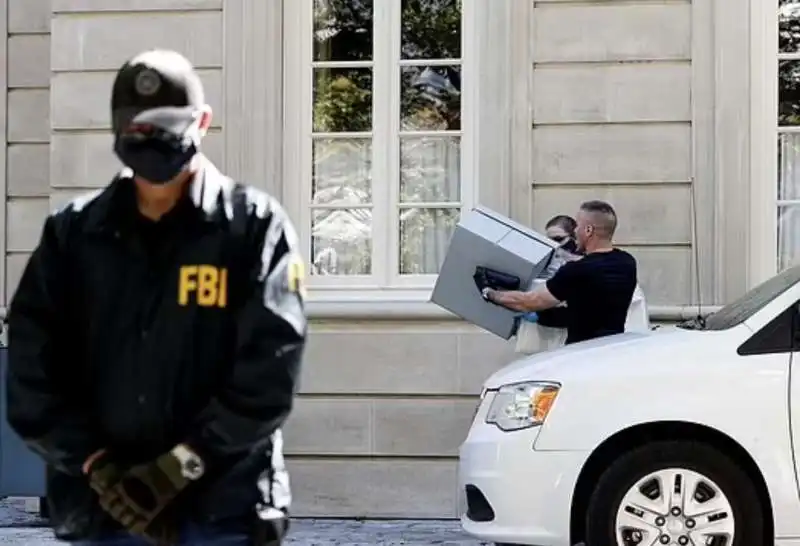 fbi a casa di charles mcgonigal. 