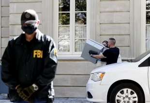 fbi a casa di charles mcgonigal.