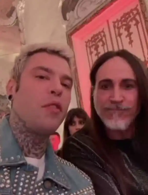 fedez e manuel agnelli al matrimonio dei maneskin