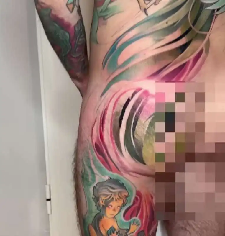 FEDEZ MOSTRA IL NUOVO TATUAGGIO 