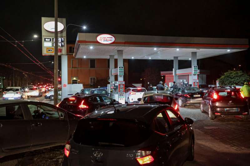 fila per fare benzina 11