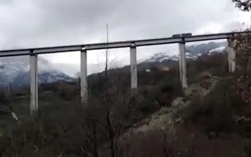 frana viadotto fondo valle sele   irpinia   1