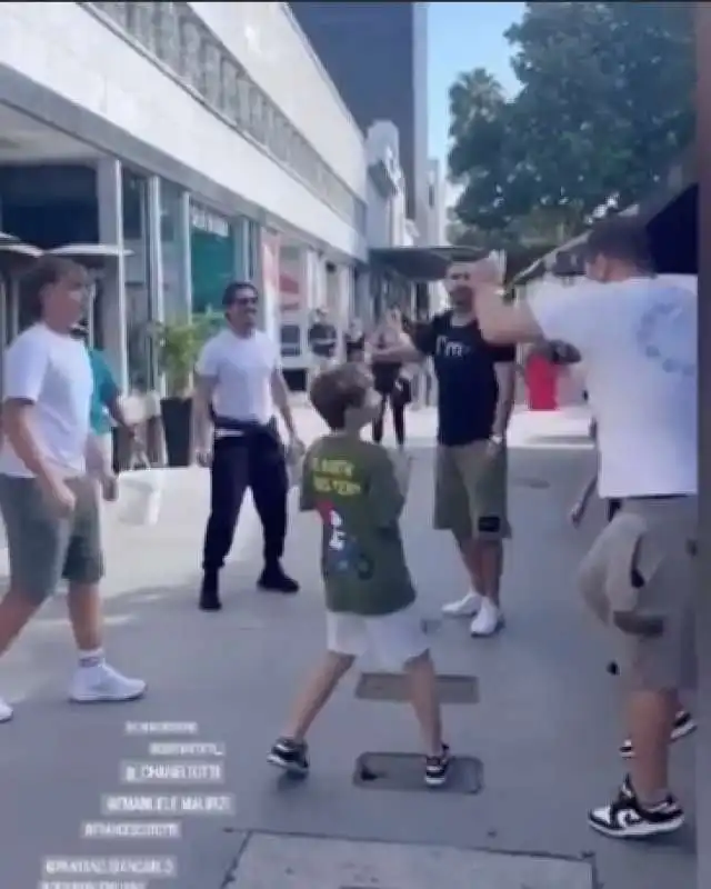 francesco totti gioca a calcio in strada a miami 