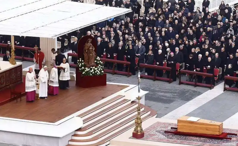 funerali di joseph ratzinger in piazza san pietro 