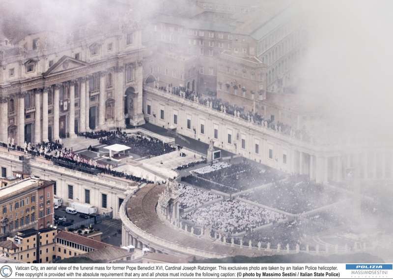 funerali di ratzinger foto di massimo sestini dall elicottero della polizia 1