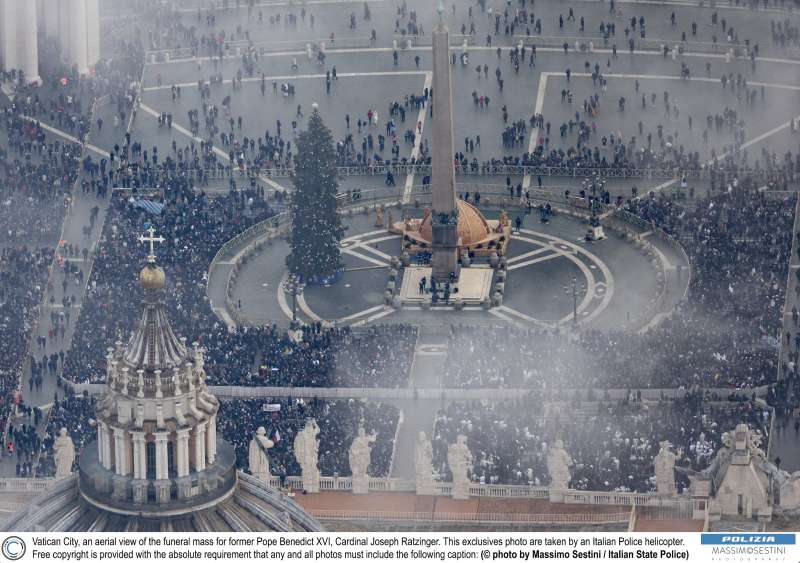 funerali di ratzinger foto di massimo sestini dall elicottero della polizia 6