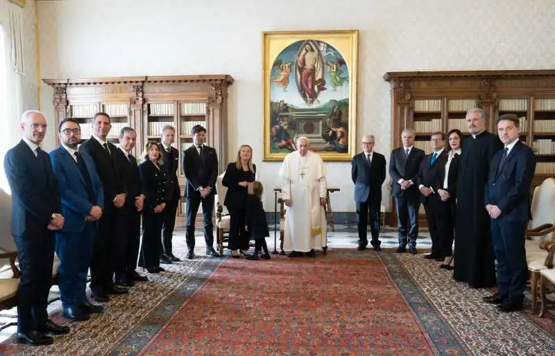 giorgia meloni e i collaboratori in udienza da papa francesco 