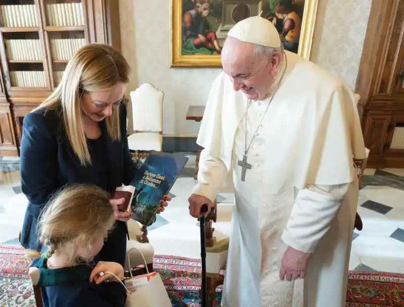 giorgia meloni e la figlia con papa francesco 