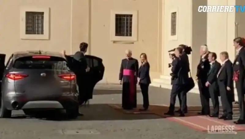 giorgia meloni in udienza in vaticano con il compagno e la figlia 2